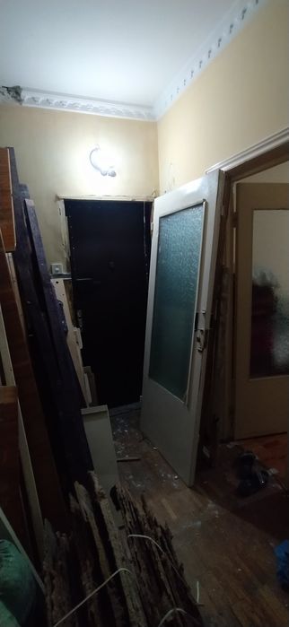 Remontdan chiqqan yog'och, eshiklar, yog'och stollar