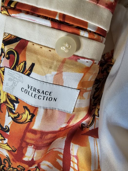 Vând costum Versave Premium marimea. 50 negiciabil