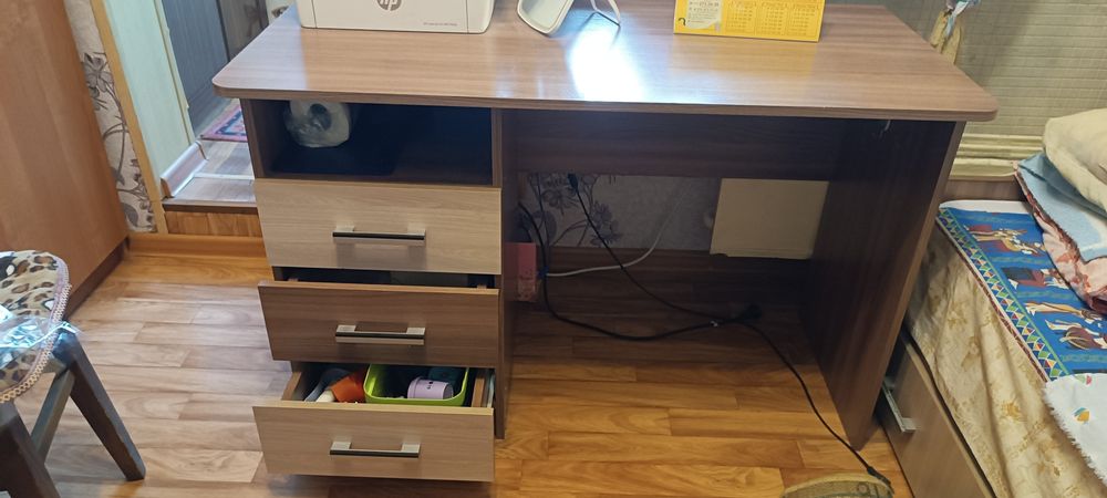 Стол письменный.