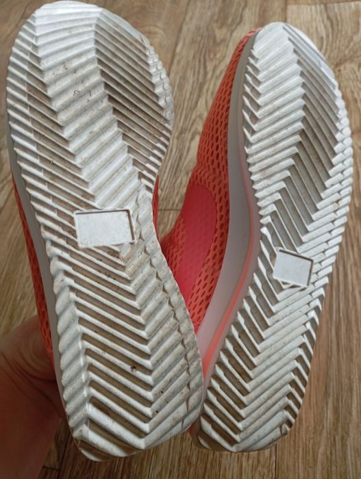 Продаются летние кроссовки