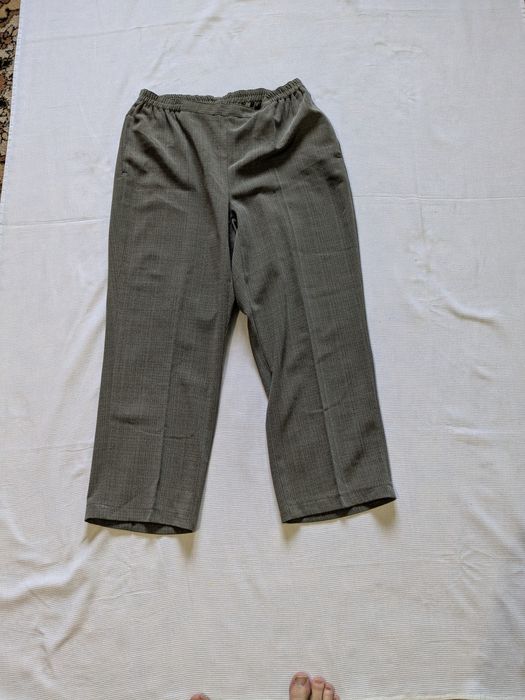 S-L. Nou. Pantaloni damă.