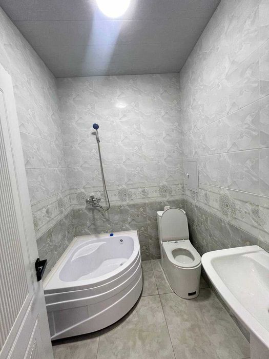 Razdelni kvartira o'rikzor bozor yonida 3 xona srochni sotiladi