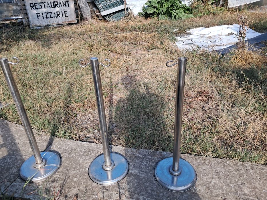 Vând 3 suporți delimitarea accesului inox
