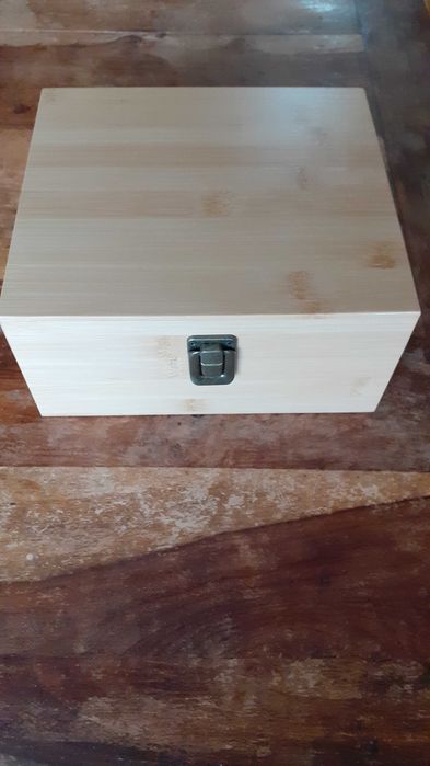 чаши антикварни масивни стъклени в масивна дървена кутия с кубчета лед