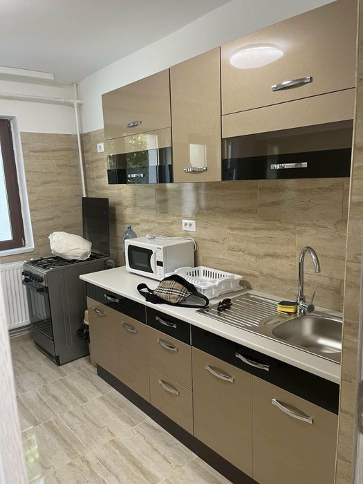 Proprietar inchiriez apartament 2 camere central recent renovat,nou