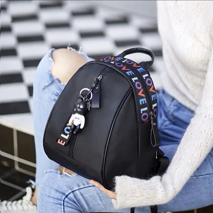 Модерна черна раница с надпис "LOVE" и ключодържател мече