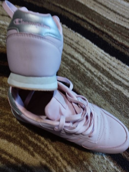 Розови маратонки