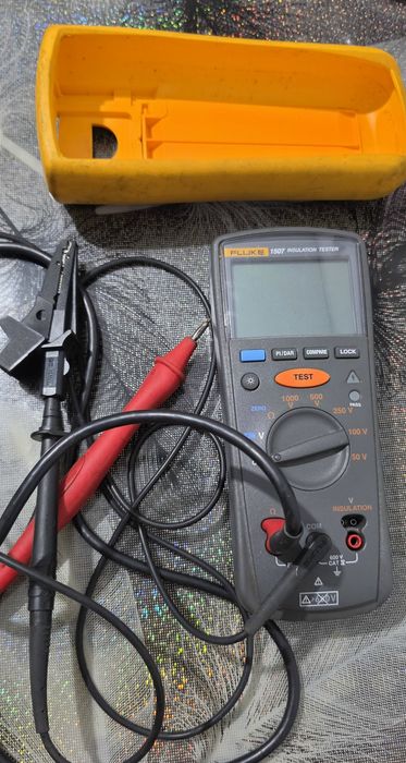Tester electric Fluke T5-1000 & Tester de izolație Fluke 1507 (centru)