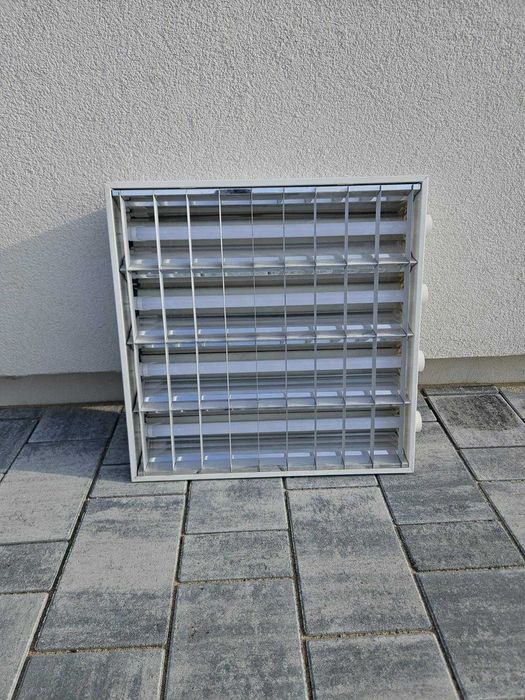 Lampi pentru hale sau spati casetate