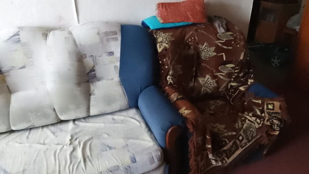 Отдам даром диван и два кресла