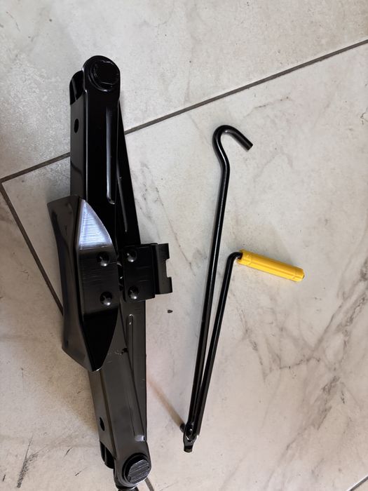 Продам аккумулятор. Домкрат. Планшет