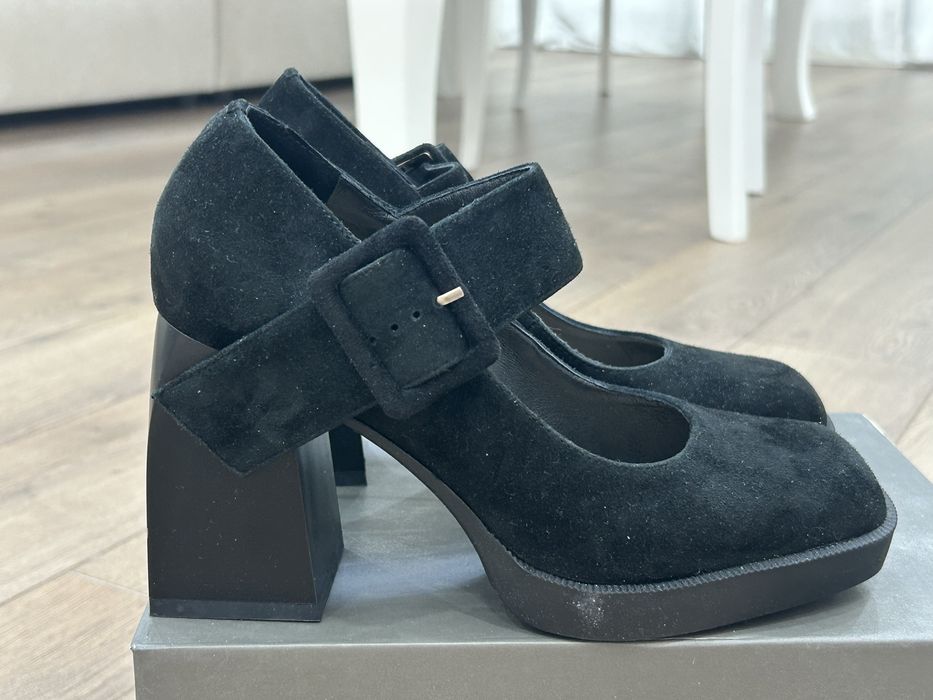 Черные туфли на каблуке