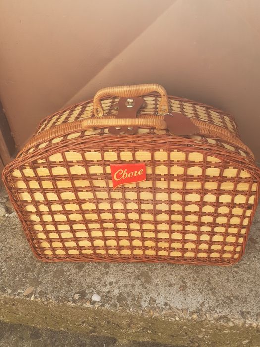 Кошница за пикник от естествен материал