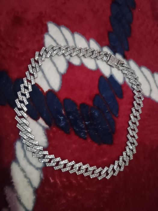 Vând lanțuri si brățări