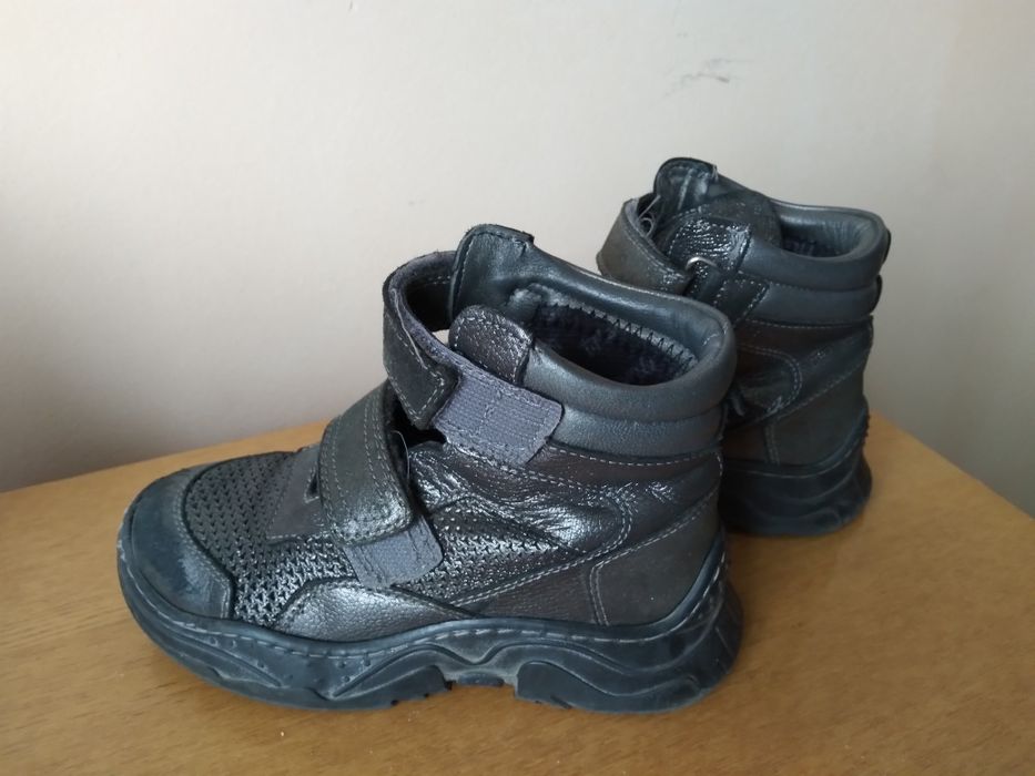 Продам зимнюю обувь для девочек разм. 32 -31