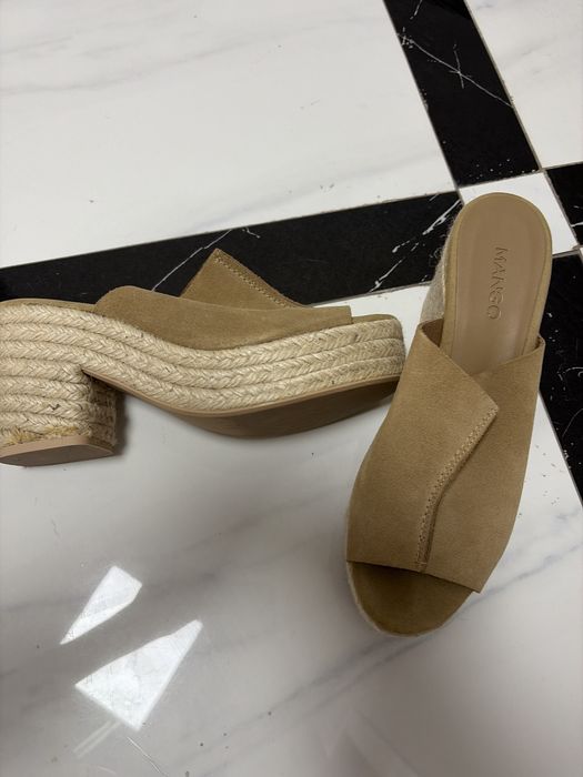 Босоножки Манго на танкетке