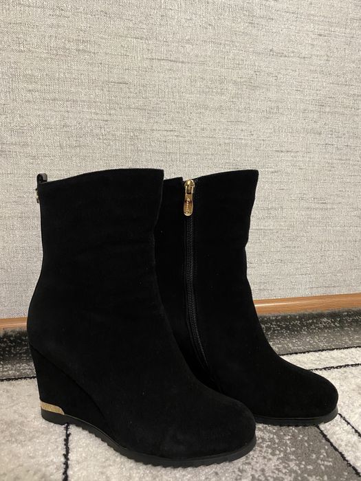 Продам замшевые натуральные ботильоны