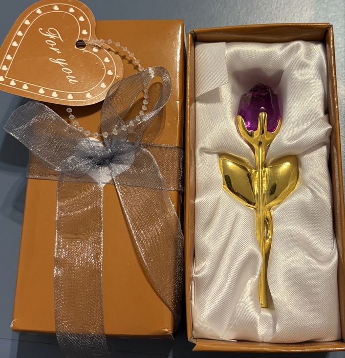 Trandafir din cristal în cutie elegantă – cadou deosebit.