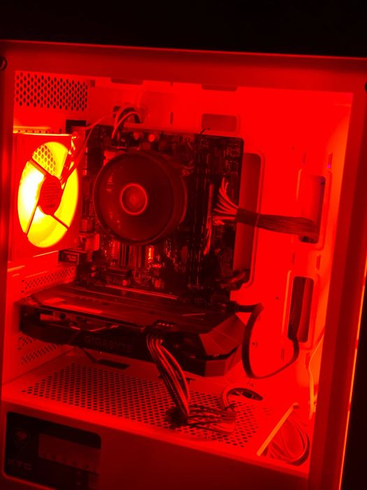 ПК в белом корпусе