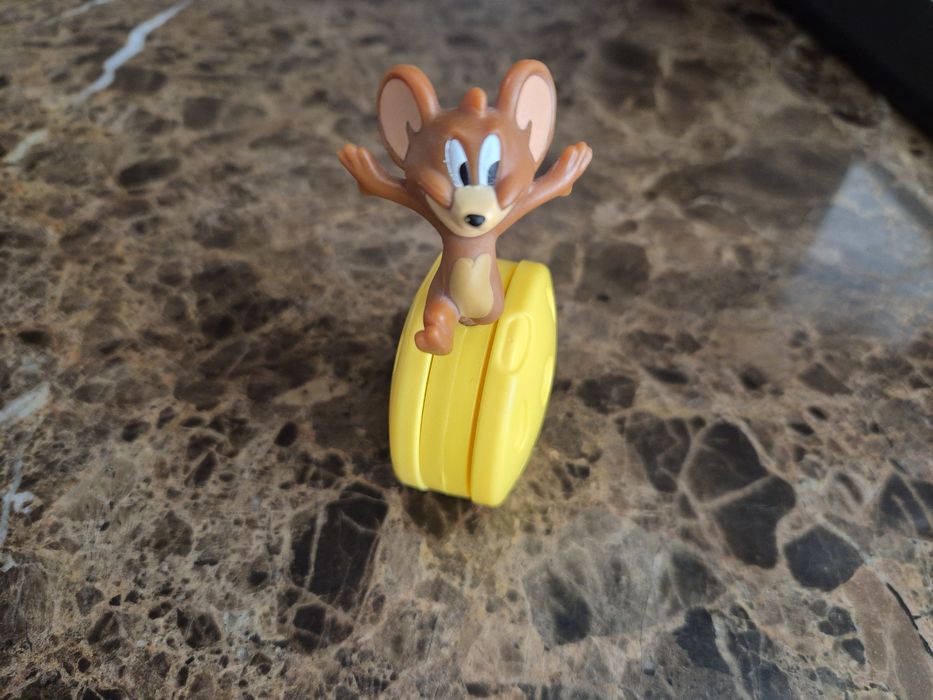 Колекция от играчки на Дисни герои