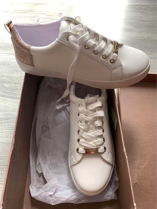 Adidasi dama Carvela