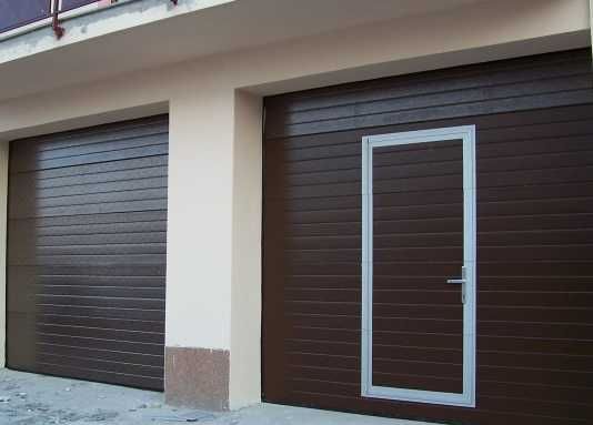 Usa sectionala cu usa pietonala