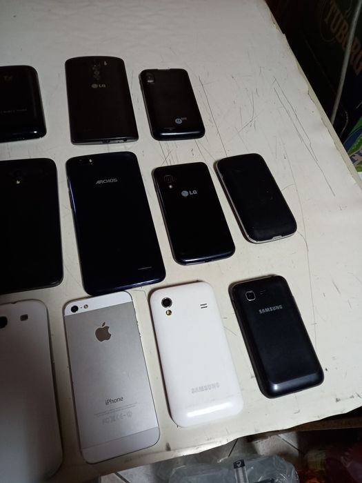Vând 17 telefoane de Piese, Sony, iPhone, Samsung, Motorola, LG