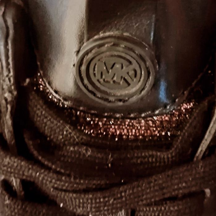 Сникърси Майкъл Корс