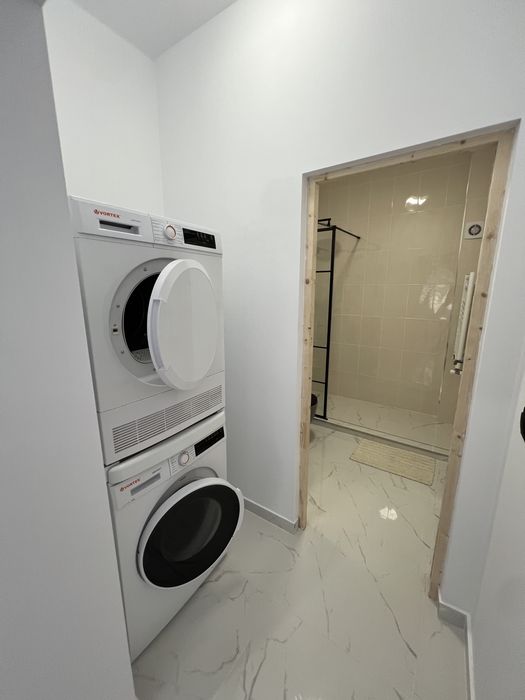 Inchiriere apartament  5 paturi + curte si terasa, grup