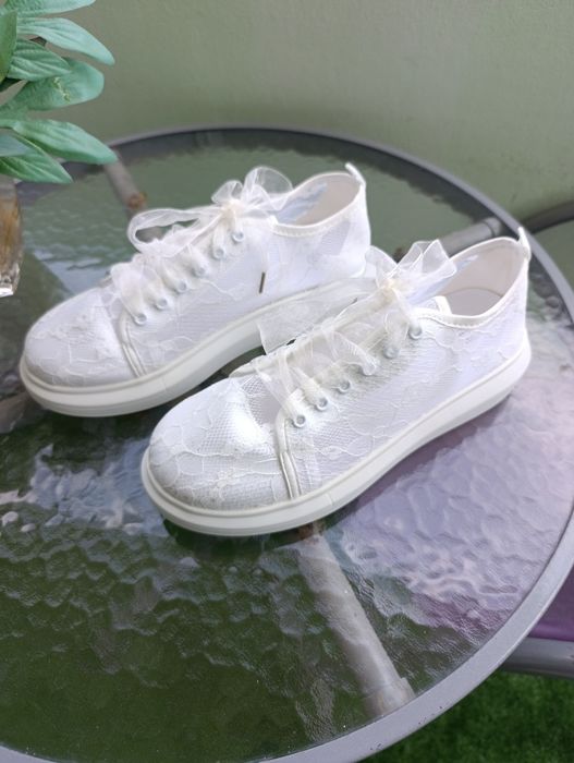 Продавам дамски маратонки ,стелката е  25.5 см