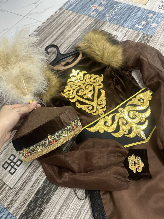 Казахский коричневый костюм