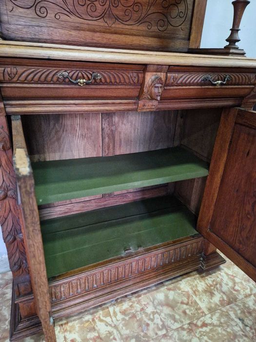 Разкошен Ръчно Резбован Дъбов Бюфет С Цветен Витраж