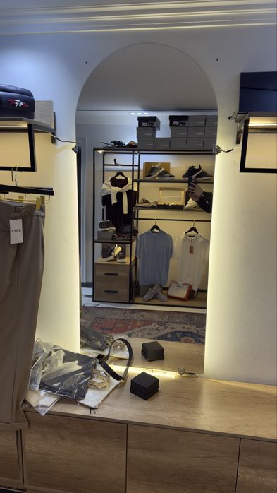 Продается стелажи для магазина одежды срочно , стилаж вешалка