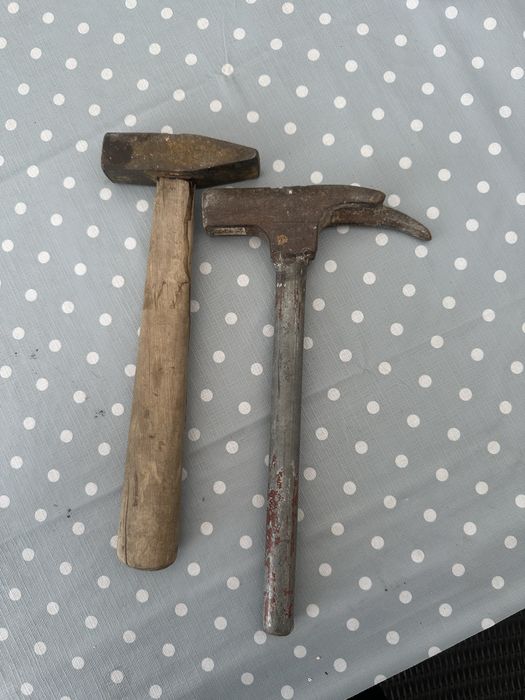 2 ciocane, maner lemn/fier. 25lei bucata