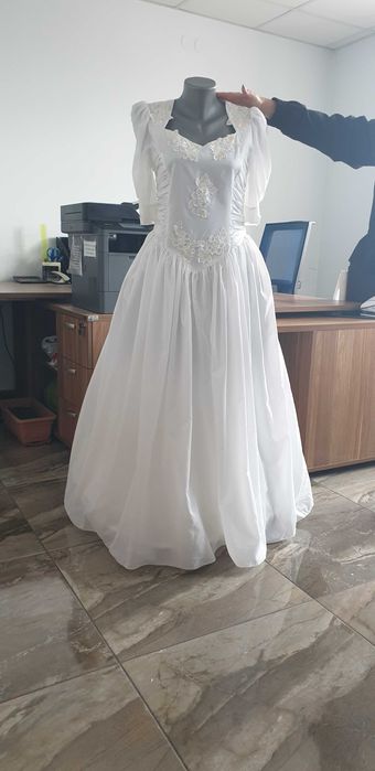 СВАТБЕНА РОКЛЯ, Бяла с модерен буфан ръкав и финна бродерия.