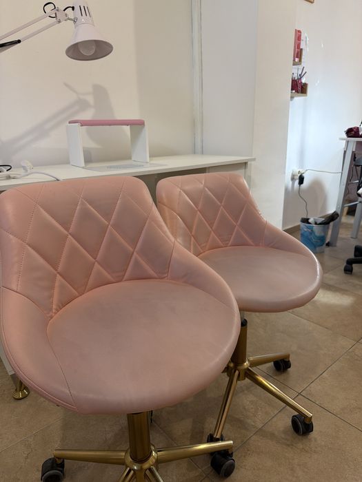 2 броя столове за козметичен салон , маникюр (използвани)  .