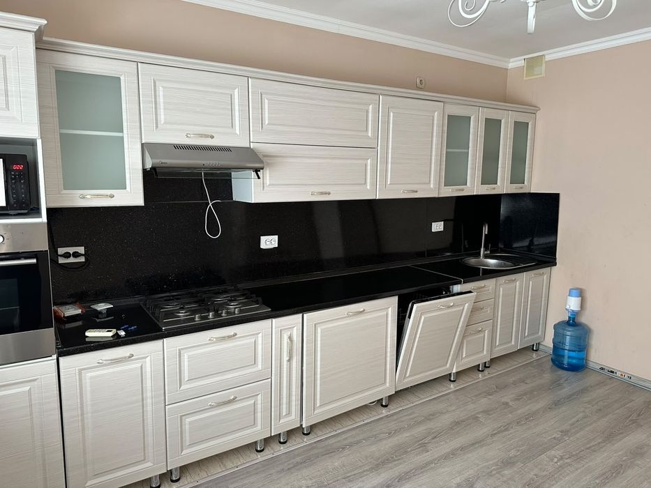 Срочно продам Кухонный мебель  все вместе