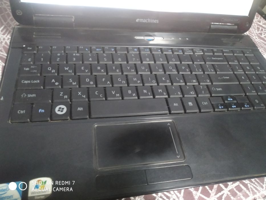 Kompyuter nootbok sotiladi