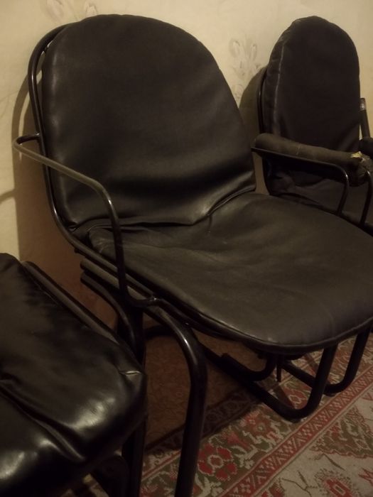Столове метални с кожа и една таблетка.