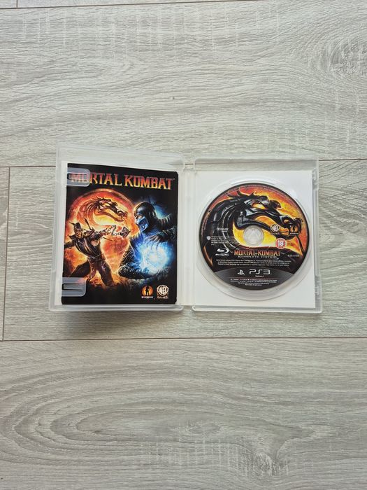 Vând mortal kombat 9 pentru ps3.