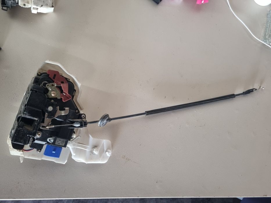 Vând broască stânga față VW TOURAN