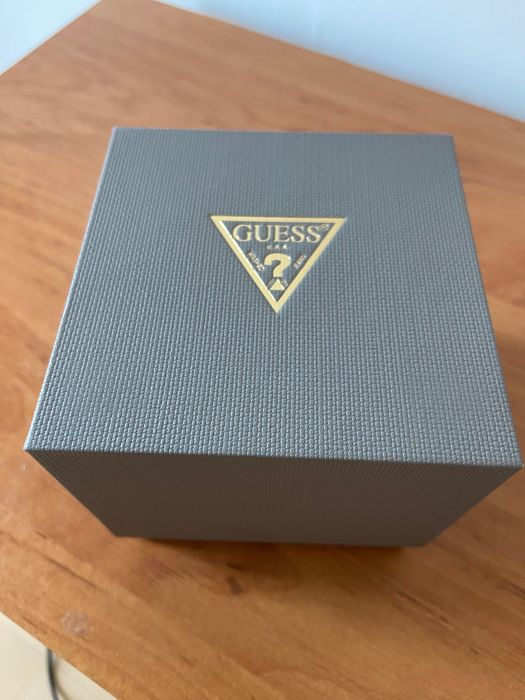 Часовник Guess.