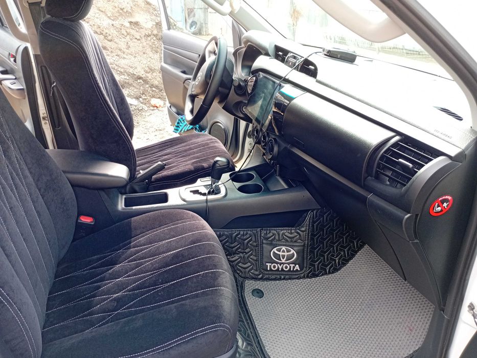 Toyota Hilux 2021 год