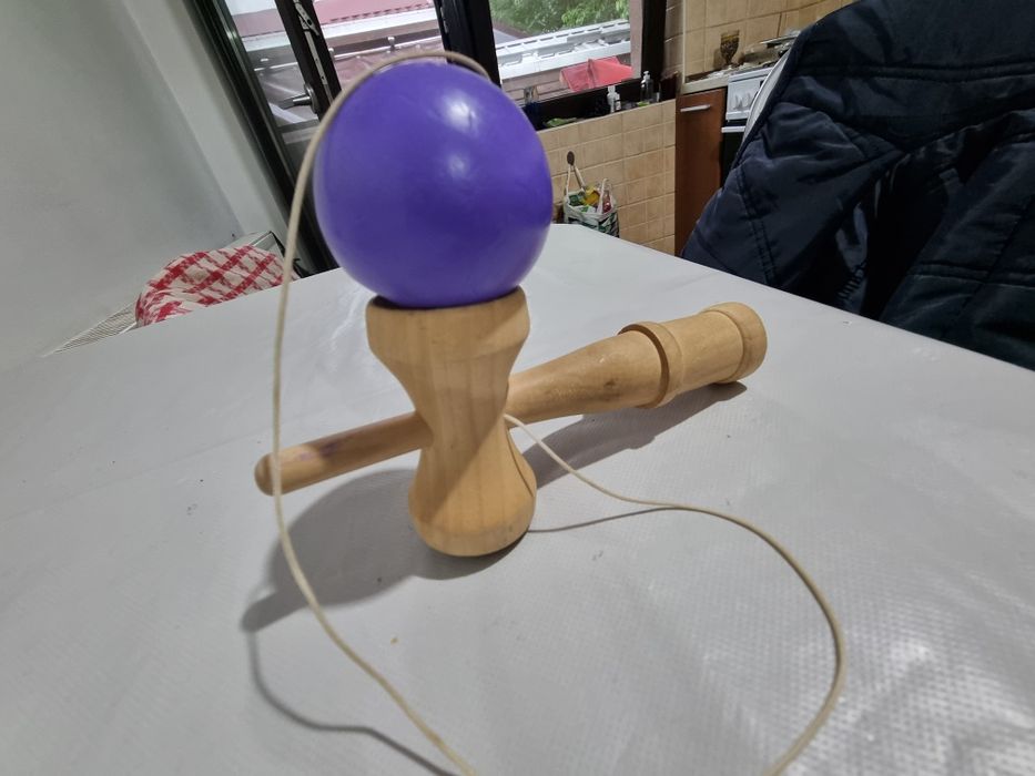Kendama clasica din lemn cu bila mov