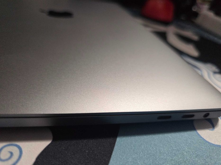 Macbook Pro 2019 i5 4 thunderbolt