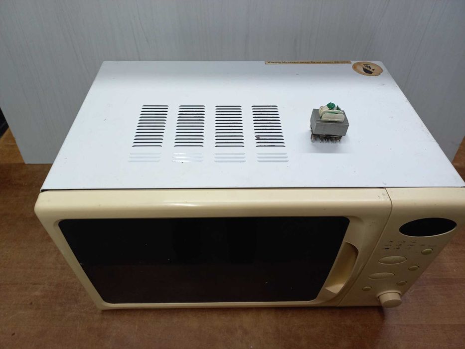 Чиния за микровълнова фурна.