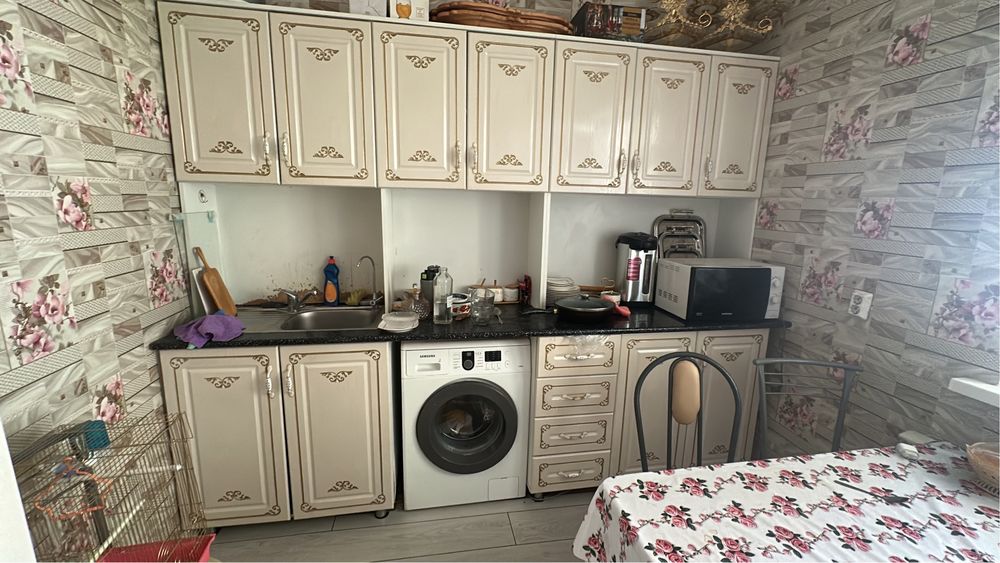 Кухонный срочно продаю