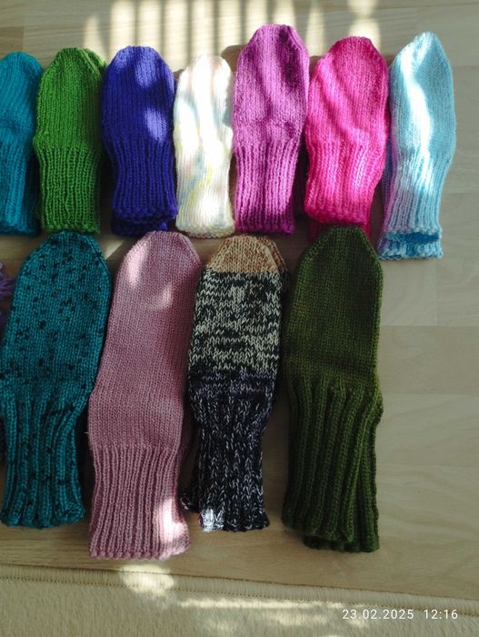 лот от бебешки и детски шапки, чорапки, ръкавици