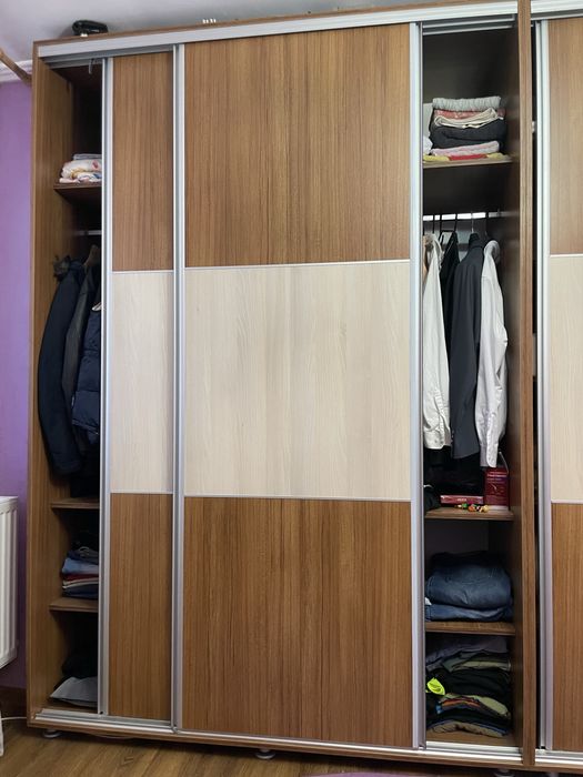 Dulap modern cu usi glisante si comoda