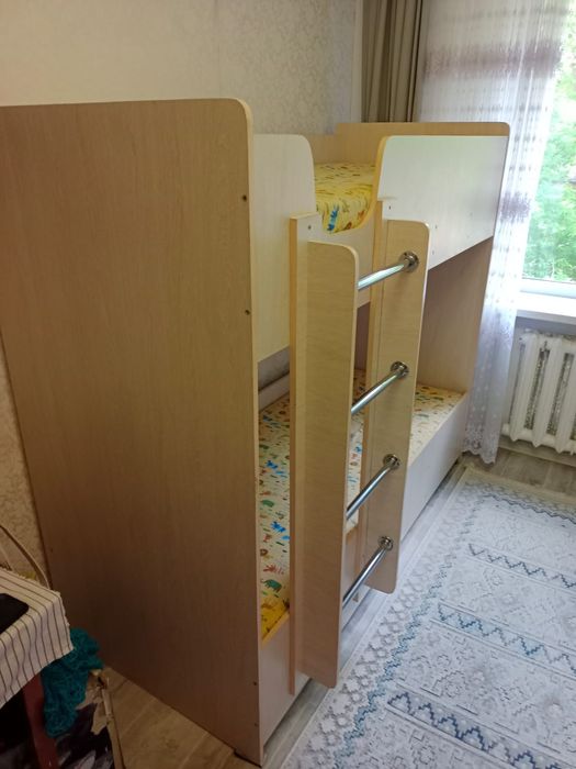 Продам двухярусную детскую кровать.